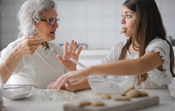 Abuela y nieta cocinando galletas