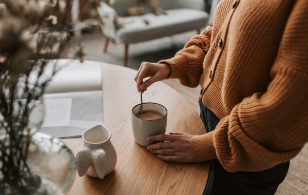 Mujer preparándose un café